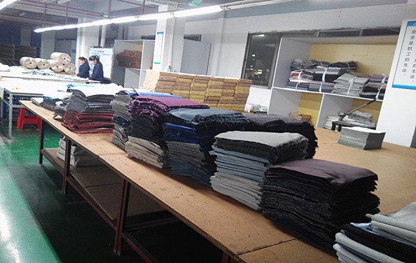 供應(yīng)用于皮革裁剪的皮革裁剪機(jī)廠家直銷，皮革裁剪機(jī)批發(fā)商，皮革裁剪機(jī)價(jià)格 皮革裁剪機(jī)廠家直銷定制裁床