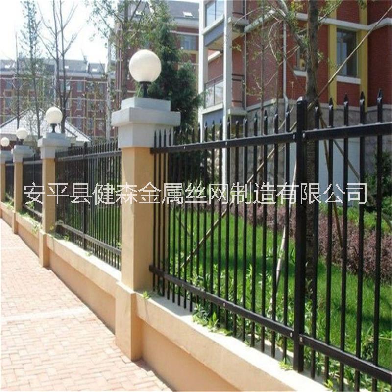 供應(yīng)小區(qū)開放鋅鋼圍欄廠 兩橫桿插拔組裝護欄 簡易樣式 時尚外觀鐵柵欄