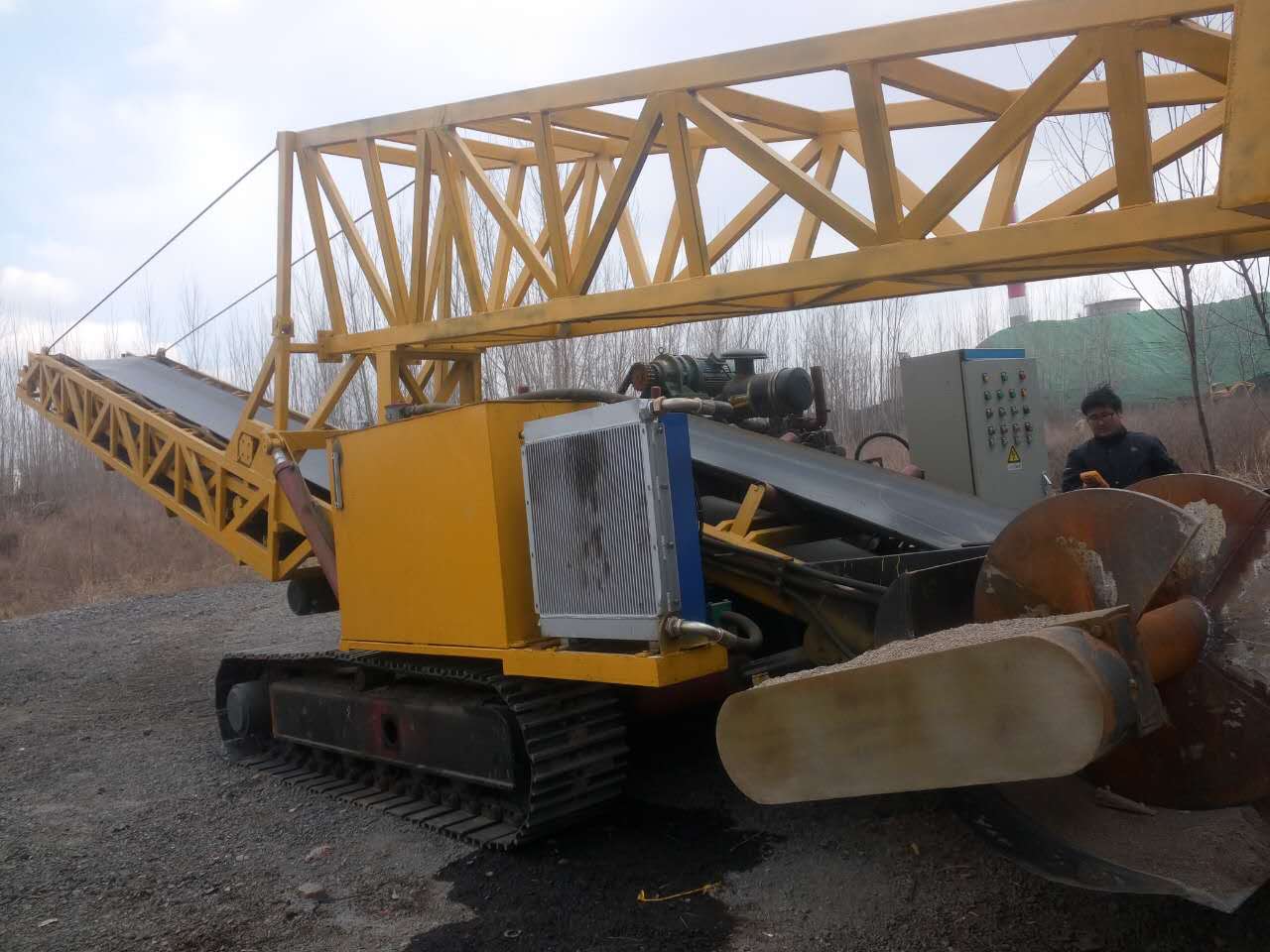 供應(yīng)全智能遙控堆取料機(jī)，履帶式快速裝車機(jī)、卸車機(jī)，山東大軍專業(yè)研發(fā)，實(shí)力廠家品質(zhì)保障