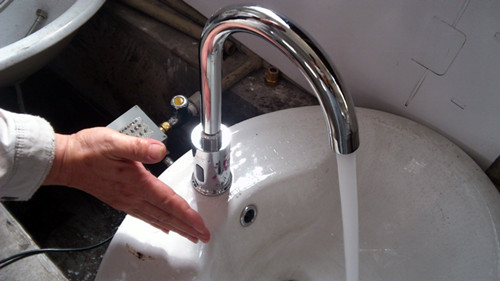 智能自發(fā)電醫(yī)用感應(yīng)水龍頭