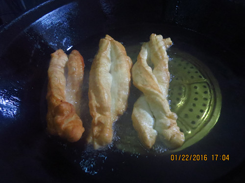 香酥大油條技術(shù)河南特色油條加盟總店地址何師傅油炸糕做法