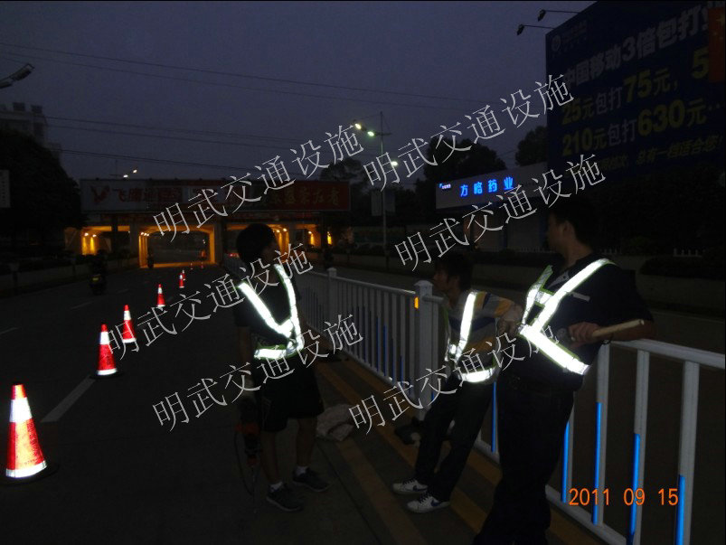 鋼制隔離護(hù)欄 貴港鋼制市政隔離護(hù)欄 城市道路隔離護(hù)欄 人行道護(hù)欄