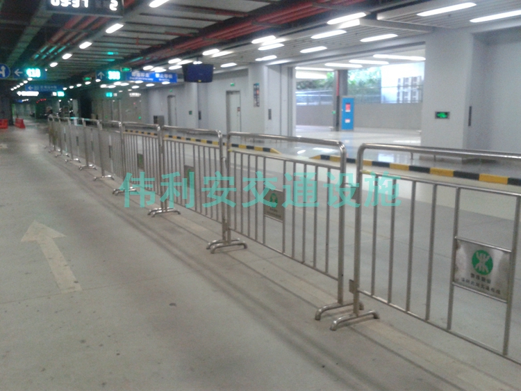 SS201不銹鋼公路深圳交通設施防護欄施工鐵馬隔離欄道路安全護欄