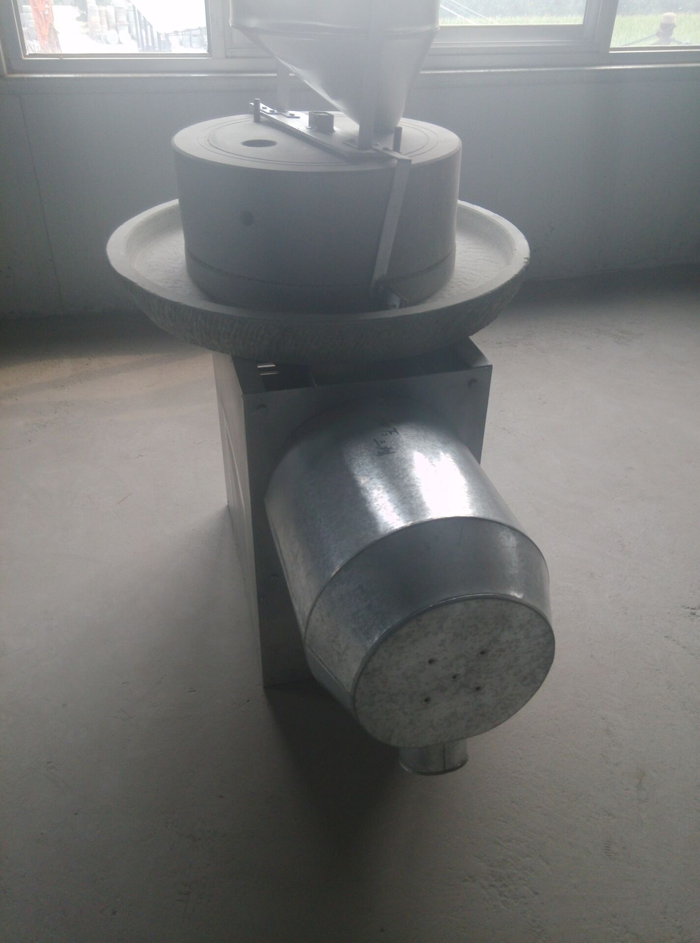廠家直銷 電動(dòng)石磨面粉機(jī)80型 半自動(dòng) 節(jié)能環(huán)保型