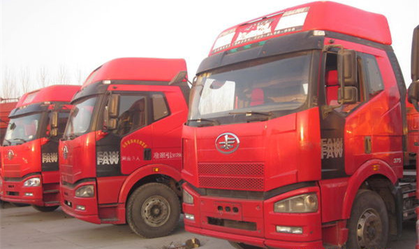 13年解放J6P雙驅(qū)半掛車