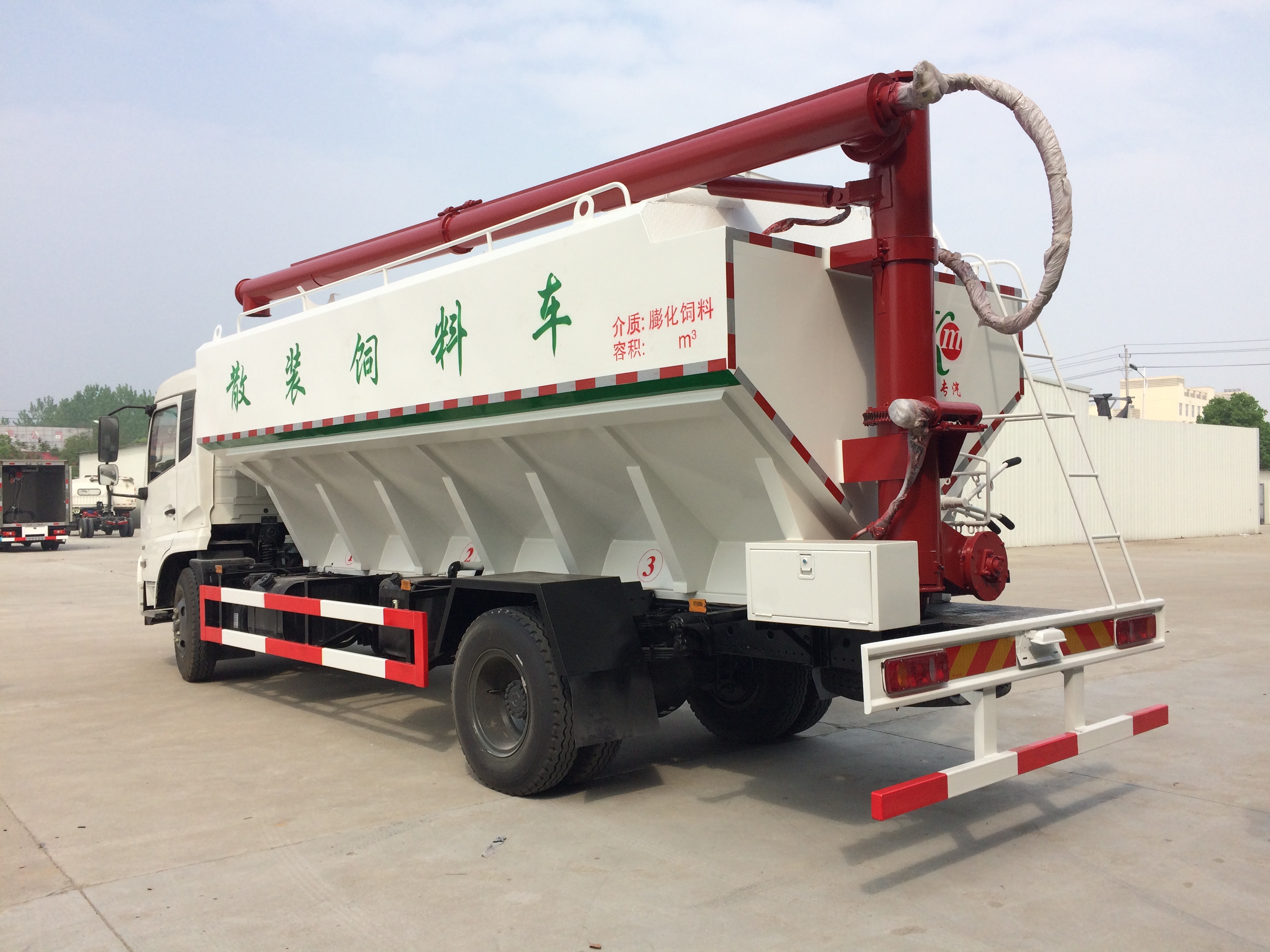 10噸散裝飼料運(yùn)輸車 東風(fēng)天錦液壓散裝飼料運(yùn)輸車