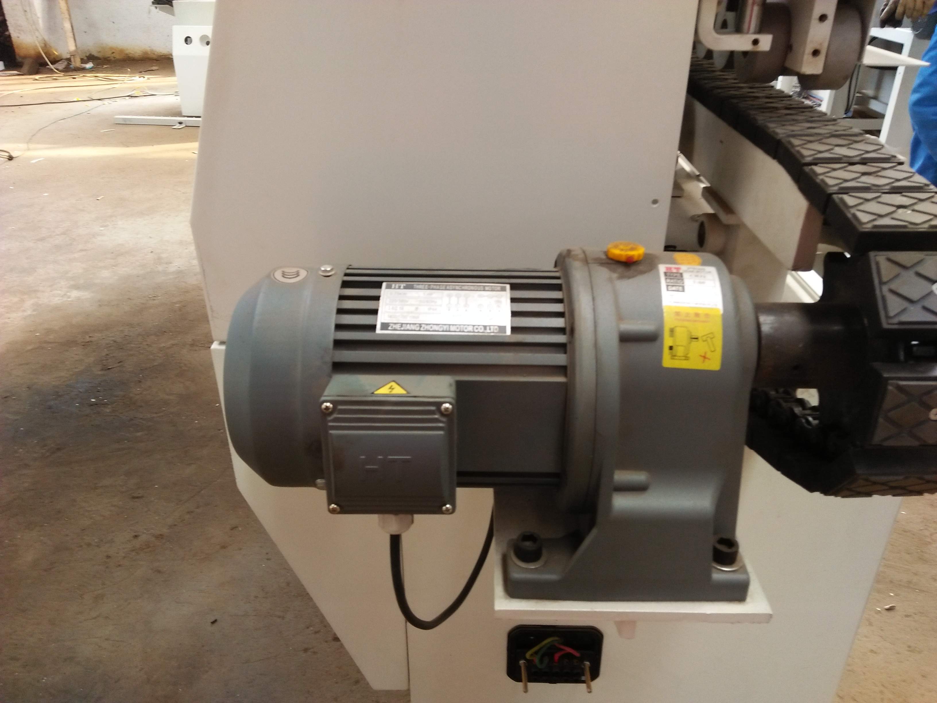 河南專業(yè)生產(chǎn)封邊機(jī)制造商，河南哪里有半自動(dòng)封邊廠家，河南半自動(dòng)封邊價(jià)錢