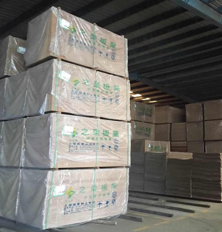 廠家直銷12mm之榮牌6:9中密度纖維板E2級環(huán)保生態(tài)板廠家批發(fā)