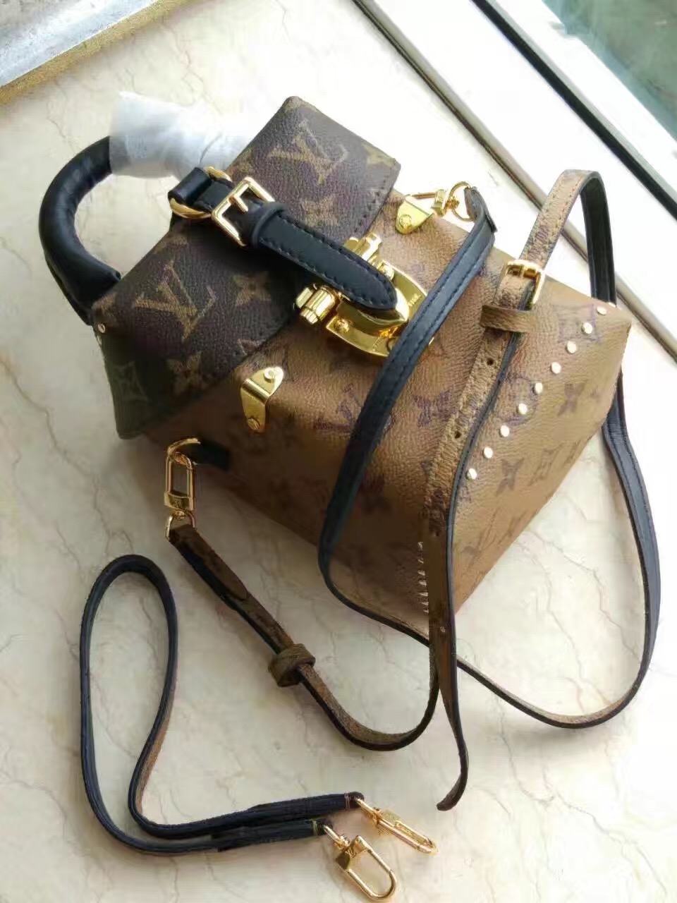 2016秋冬系列時裝秀LV相機包 微信：bao11088