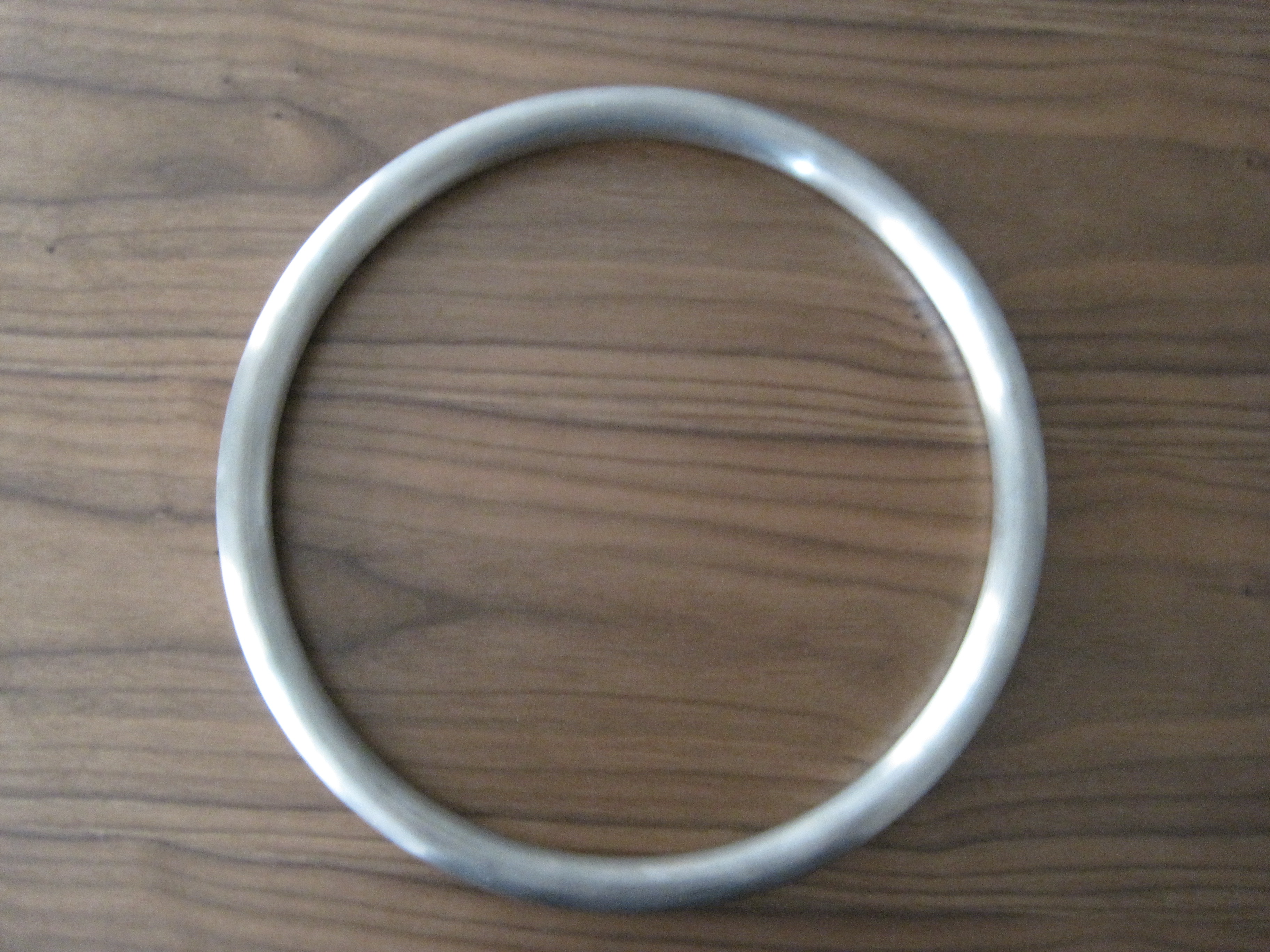 專(zhuān)業(yè)生產(chǎn)各類(lèi)金屬家具彎管、精密沖孔、精密焊接、各類(lèi)五金配件加工