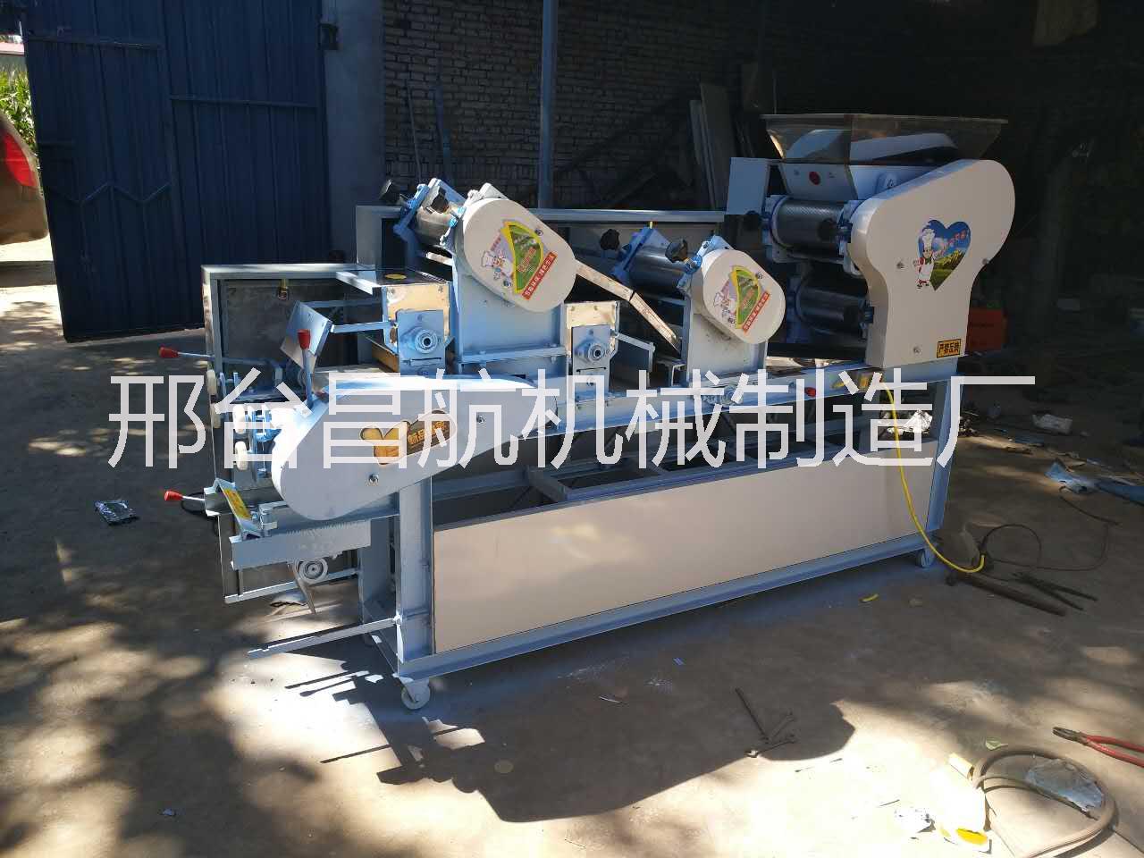 新型壓面機(jī) 湖北多功能面條機(jī)廠家 全自動餃子皮機(jī) 大型掛面機(jī) 商用面條機(jī)自動撒粉
