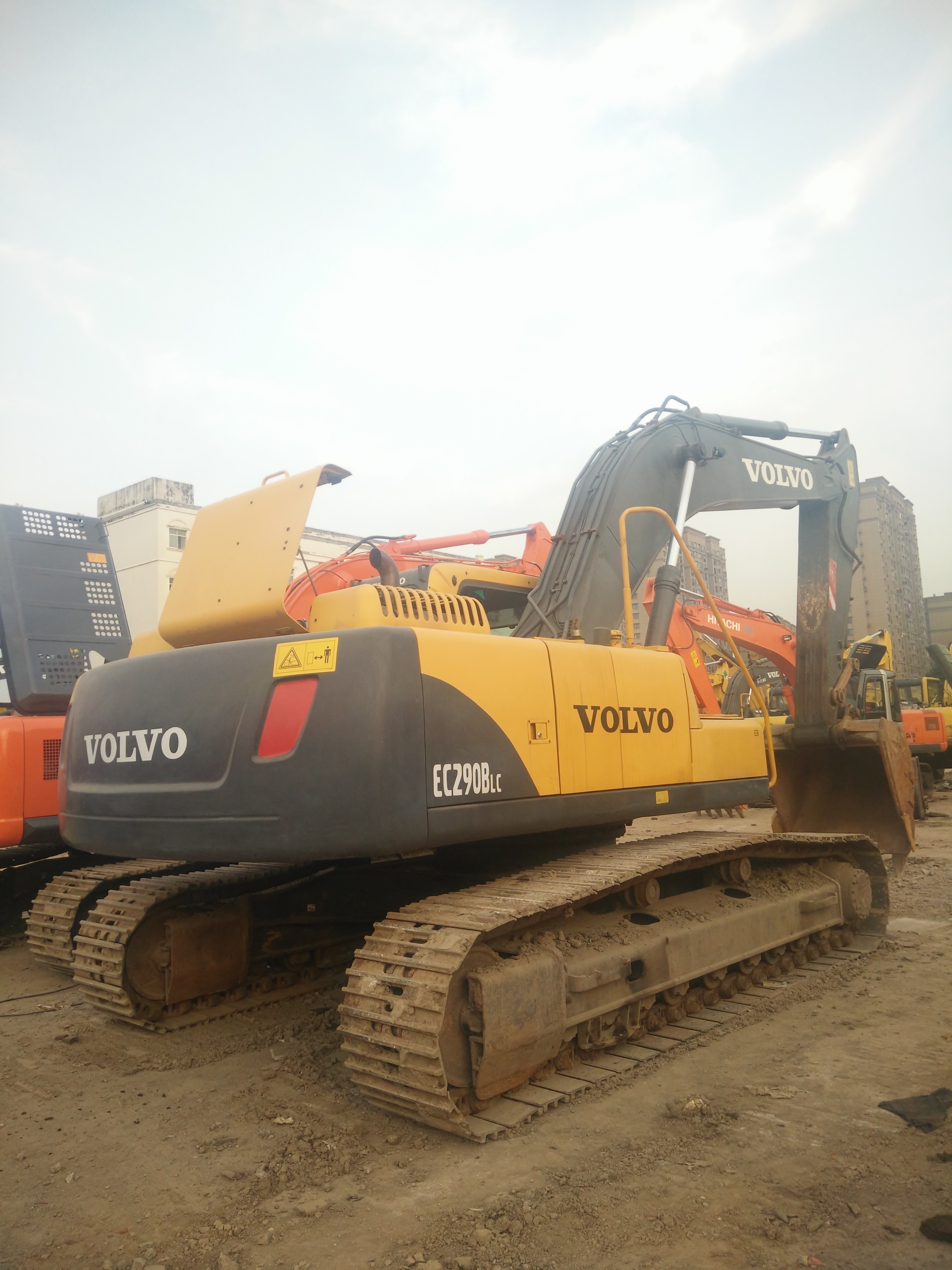 鋼鐵二手挖掘機(jī)市場