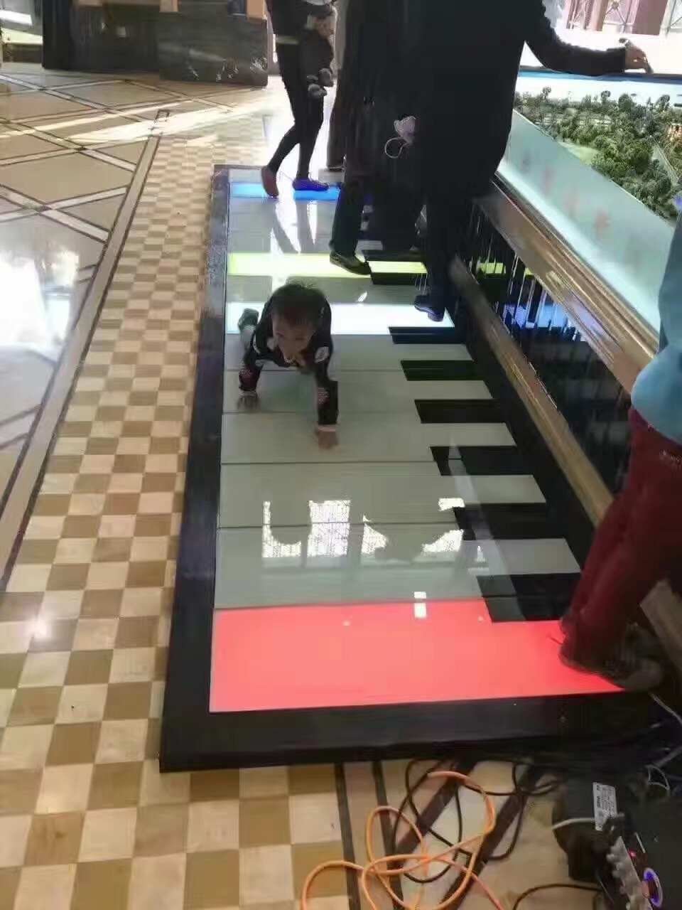 地板鋼琴出租音符魔法地面鋼琴租賃