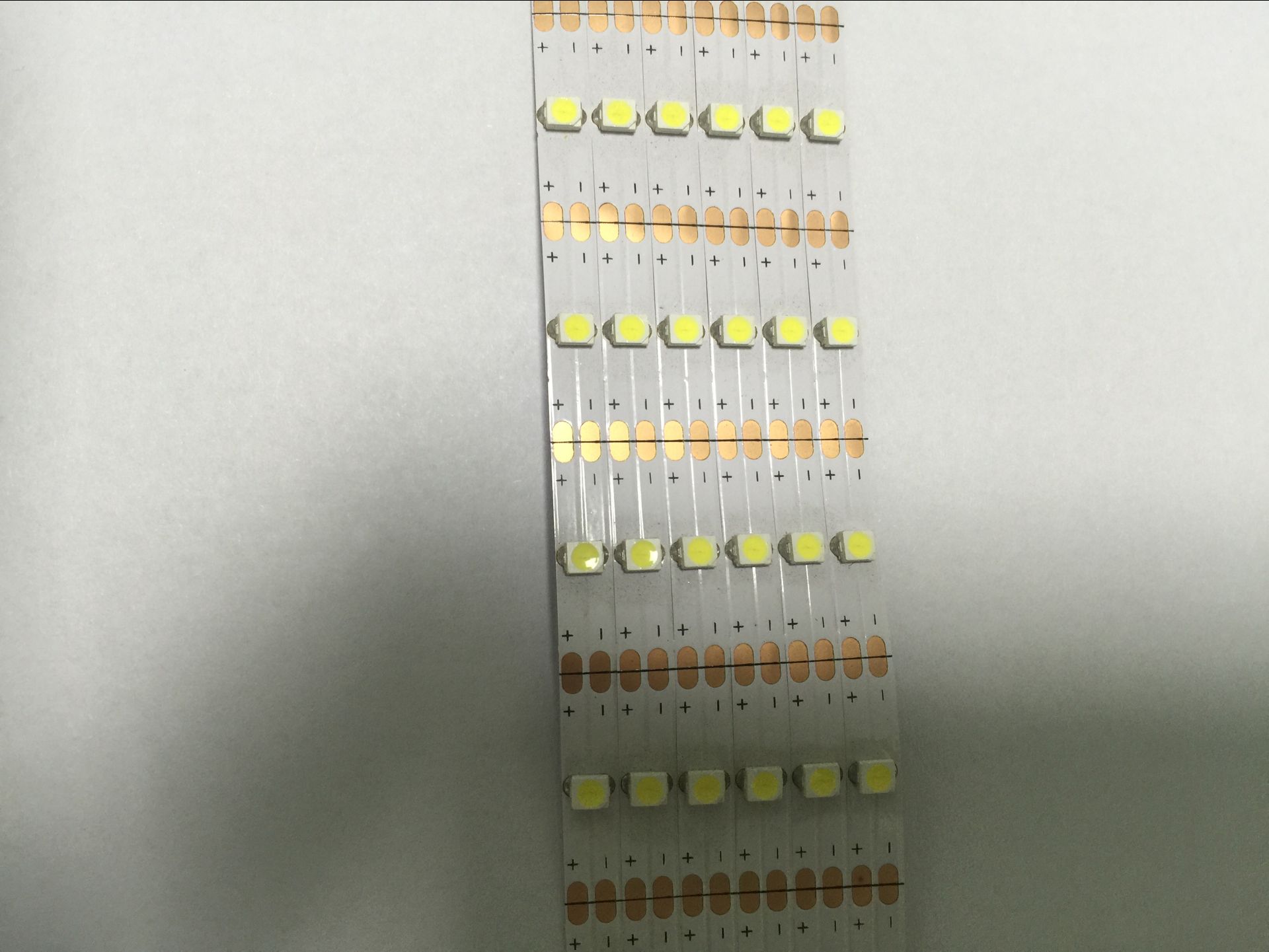 2835燈條 一米30燈/40燈/60燈 板寬5mm/8mm/10mm燈帶   可定做深圳2835燈條廠家直銷