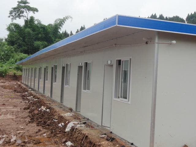 山東活動(dòng)房廠家供應(yīng)可回收巖棉防火復(fù)合板彩鋼房