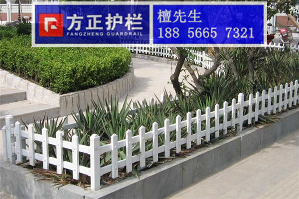 道路倆側(cè)PVC護(hù)欄 小區(qū)綠化PVC護(hù)欄廠家 綠化帶塑鋼護(hù)欄廠家