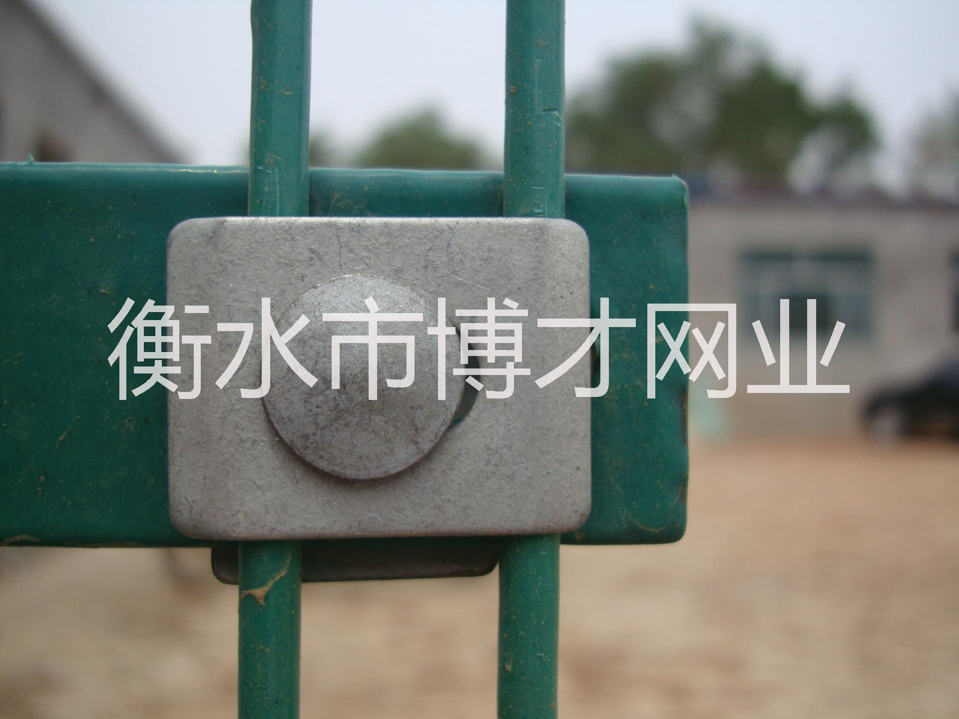 營口鐵絲網(wǎng)圍欄廠家、養(yǎng)雞鐵絲網(wǎng)規(guī)格報(bào)價、哪里有賣鐵絲網(wǎng)的廠家？