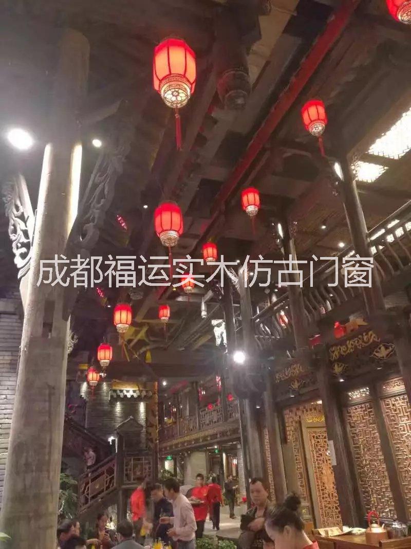 新中式火鍋店仿古門窗