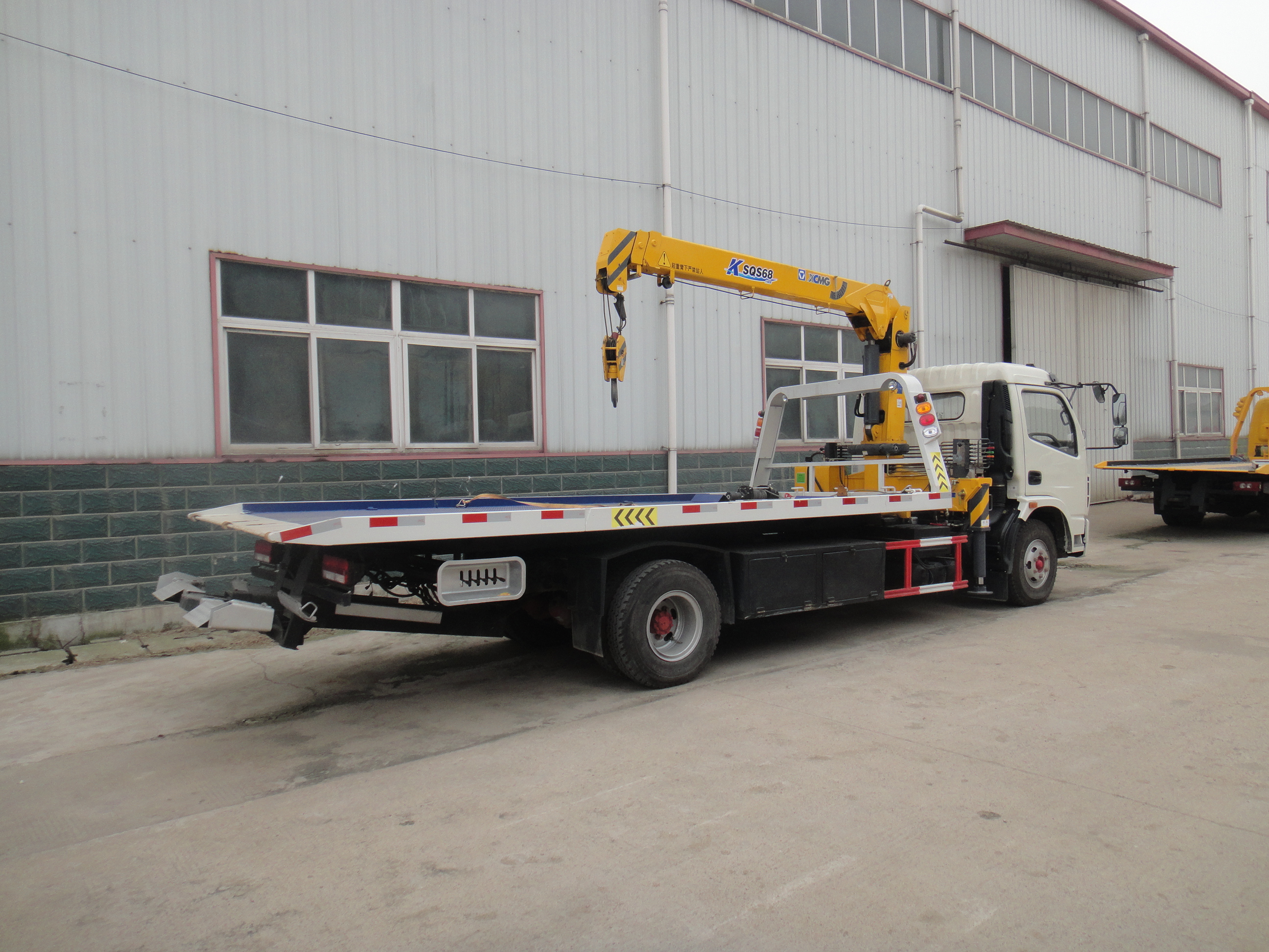 隨車吊事故清障車  東風(fēng)多利卡平板清障車 一拖二清障車價(jià)格