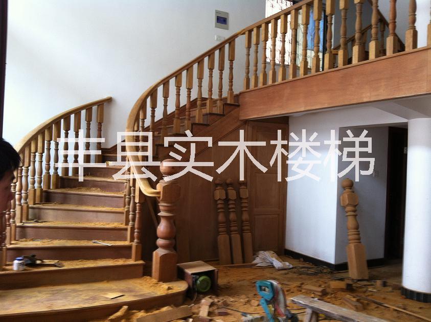 豐縣實(shí)木樓梯價(jià)格， 實(shí)木樓梯立柱，豐縣實(shí)木樓梯， 實(shí)木樓梯立柱，實(shí)木立柱批發(fā) 實(shí)木樓梯立柱，實(shí)木立柱批發(fā)商