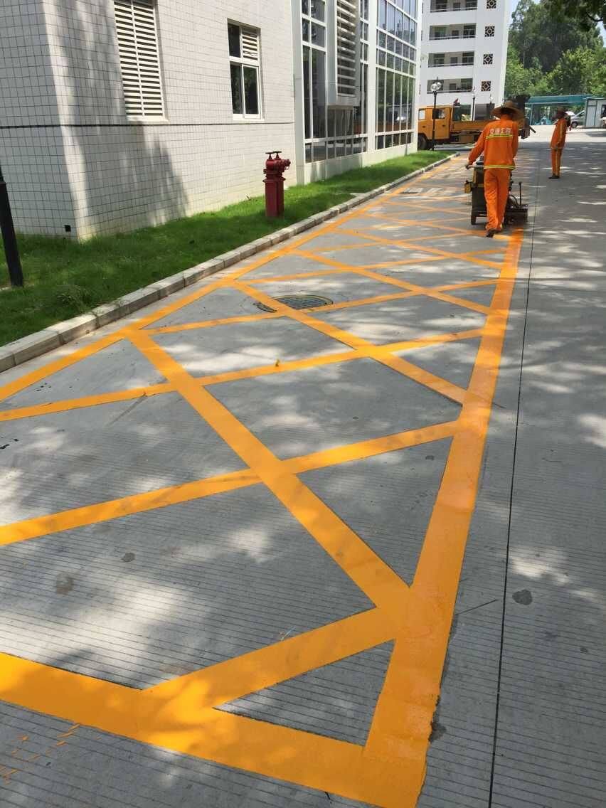 承接深圳工業(yè)園車(chē)位劃線廠房車(chē)庫(kù)熱熔劃線施工 交通劃線廠家 停車(chē)場(chǎng)劃線工程