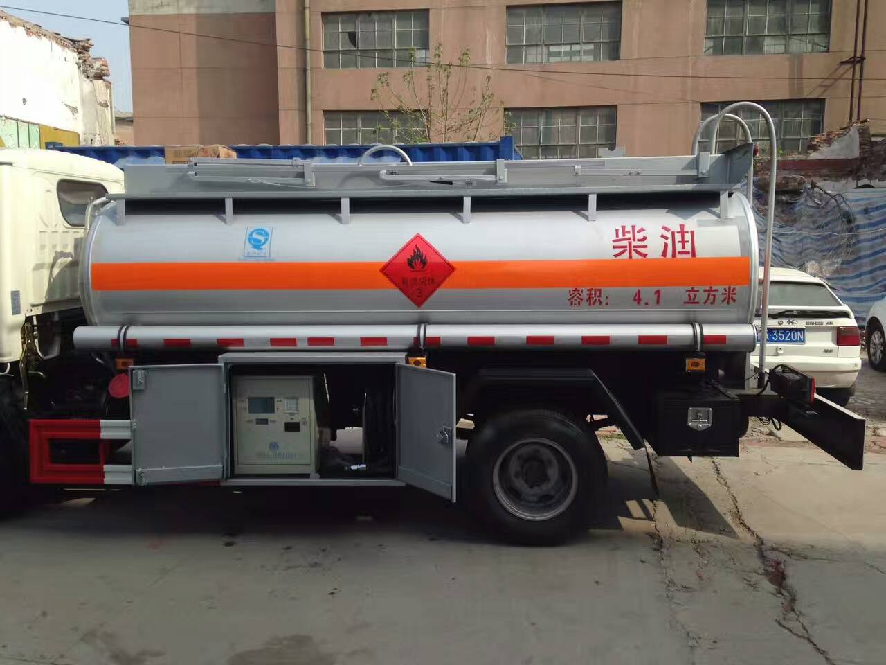 供應(yīng)江鈴國(guó)四3噸加油車。山東加油車 青島加油車 江鈴加油車