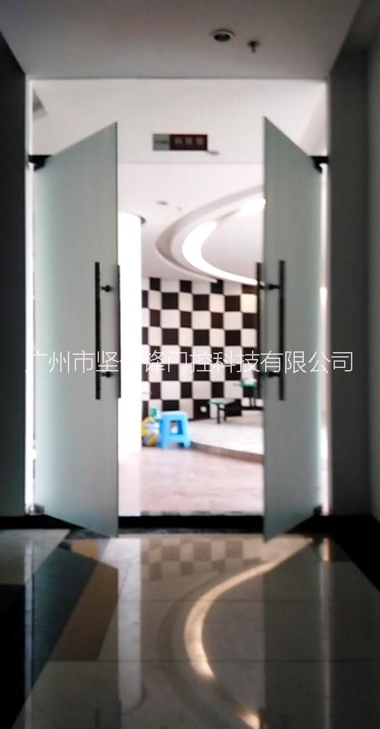 批量零售供應(yīng)全國堅鋒JFMY批量零售供應(yīng)全國地彈門型材、地彈門、地彈簧配件，可做任意顏色,發(fā)貨速度快。