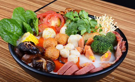 骨湯麻辣燙 骨湯麻辣燙5平米開店 ，1-2人操作 總部全程指導