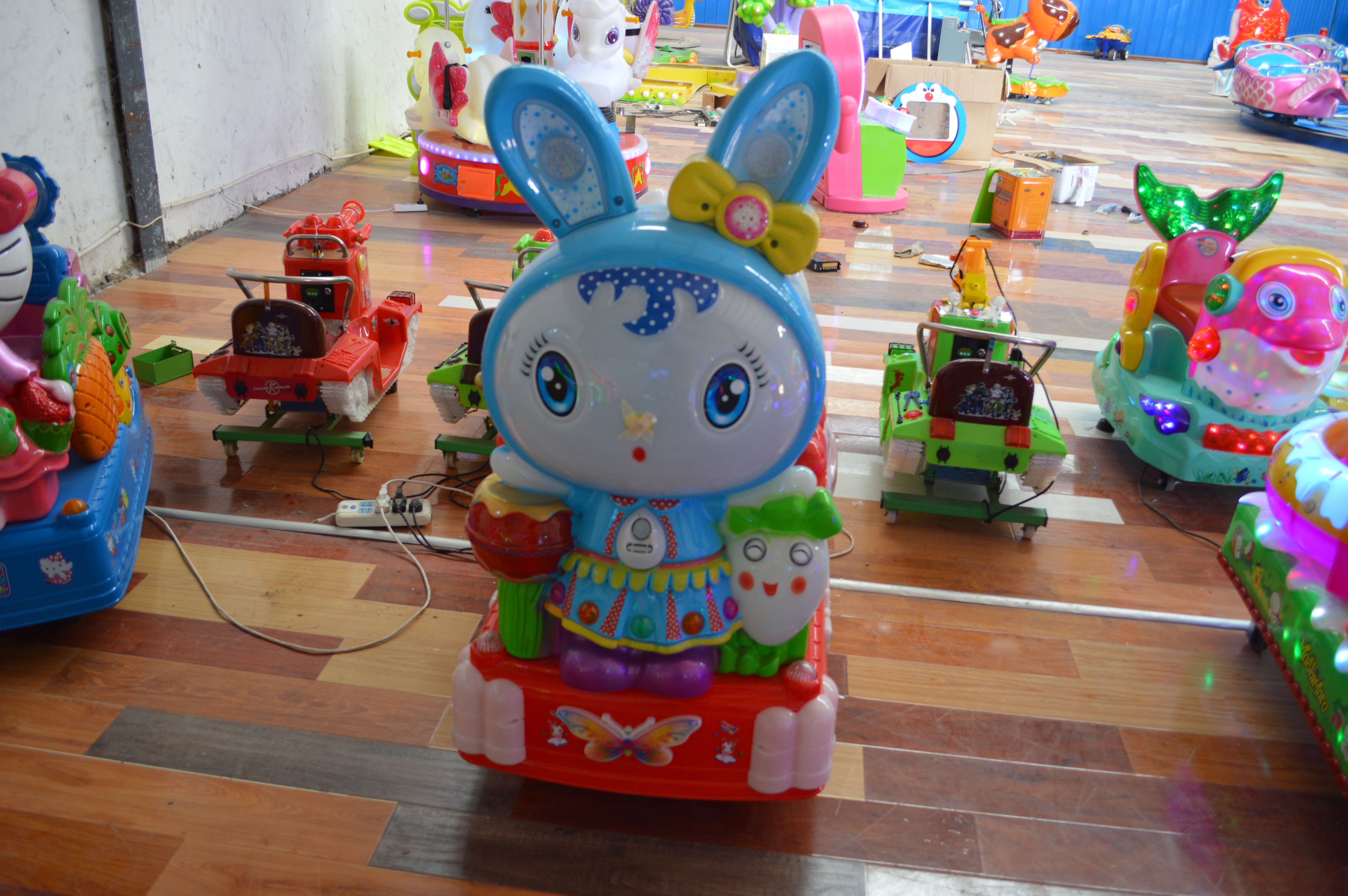 搖擺機(jī)又稱搖搖車，搖擺車、兒童搖擺機(jī)、兒童搖擺車、投幣搖擺機(jī)