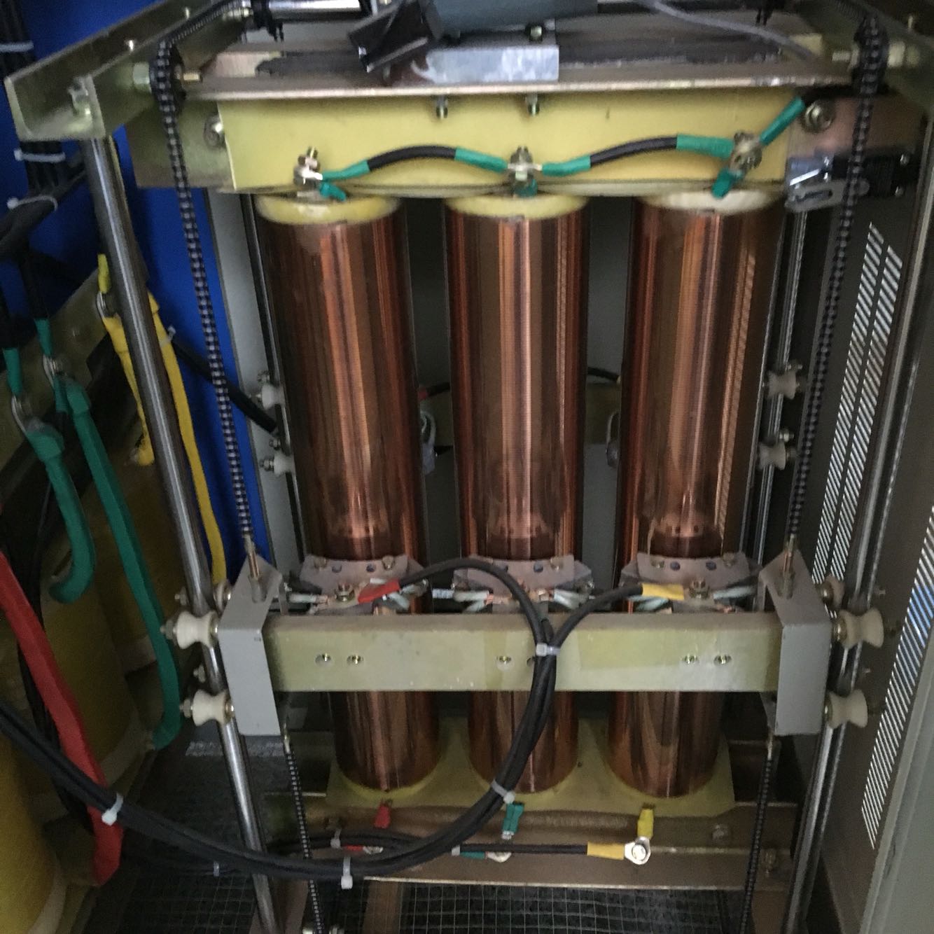 三相全自動補償式電力穩(wěn)壓器 SBW-200KVA 機床數(shù)控醫(yī)療設備*電源