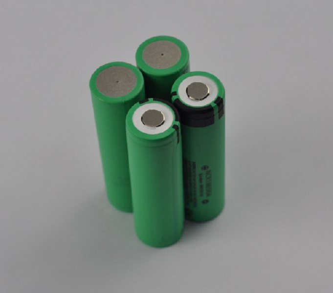 供應(yīng)電動自行車夜間照明用7.4V4400mAH充電電池組