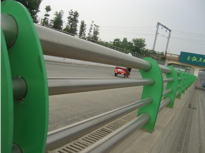 供應(yīng)貴州橋梁護(hù)欄、欄桿批發(fā)零售 貴州不銹鋼復(fù)合管橋梁護(hù)欄批發(fā)