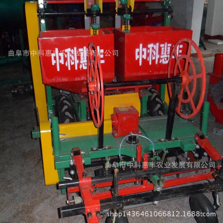 惠豐牌多功能土豆播種機(jī) 一次性完成開溝起壟打藥播種覆膜的多功能播種機(jī)