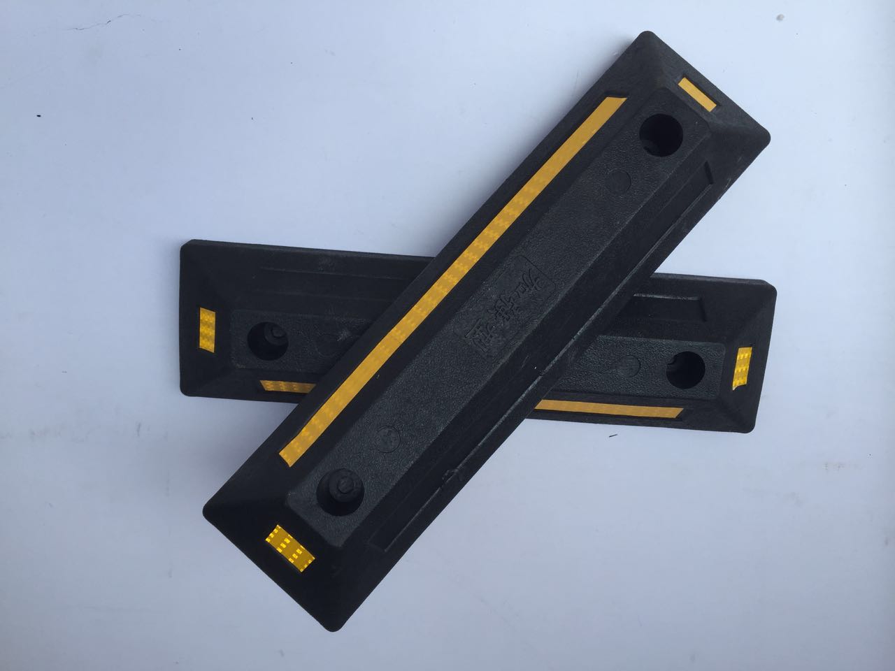 橡膠車輪檔車器橡塑汽車車庫限位器橡膠車輪定位器車位阻車止退器倒車停車*