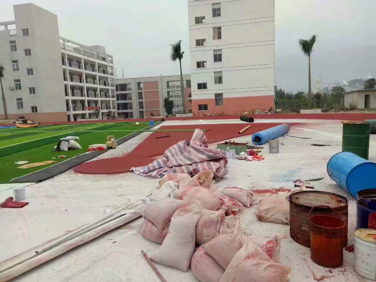 廠家直銷塑料跑道施工學(xué)校運(yùn)動(dòng)場地施工環(huán)保無毒EPM塑料跑道