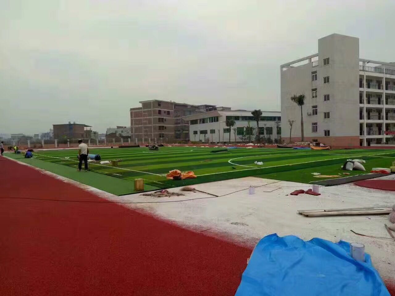 廠家直銷塑料跑道施工學(xué)校運(yùn)動(dòng)場地施工環(huán)保無毒EPM塑料跑道