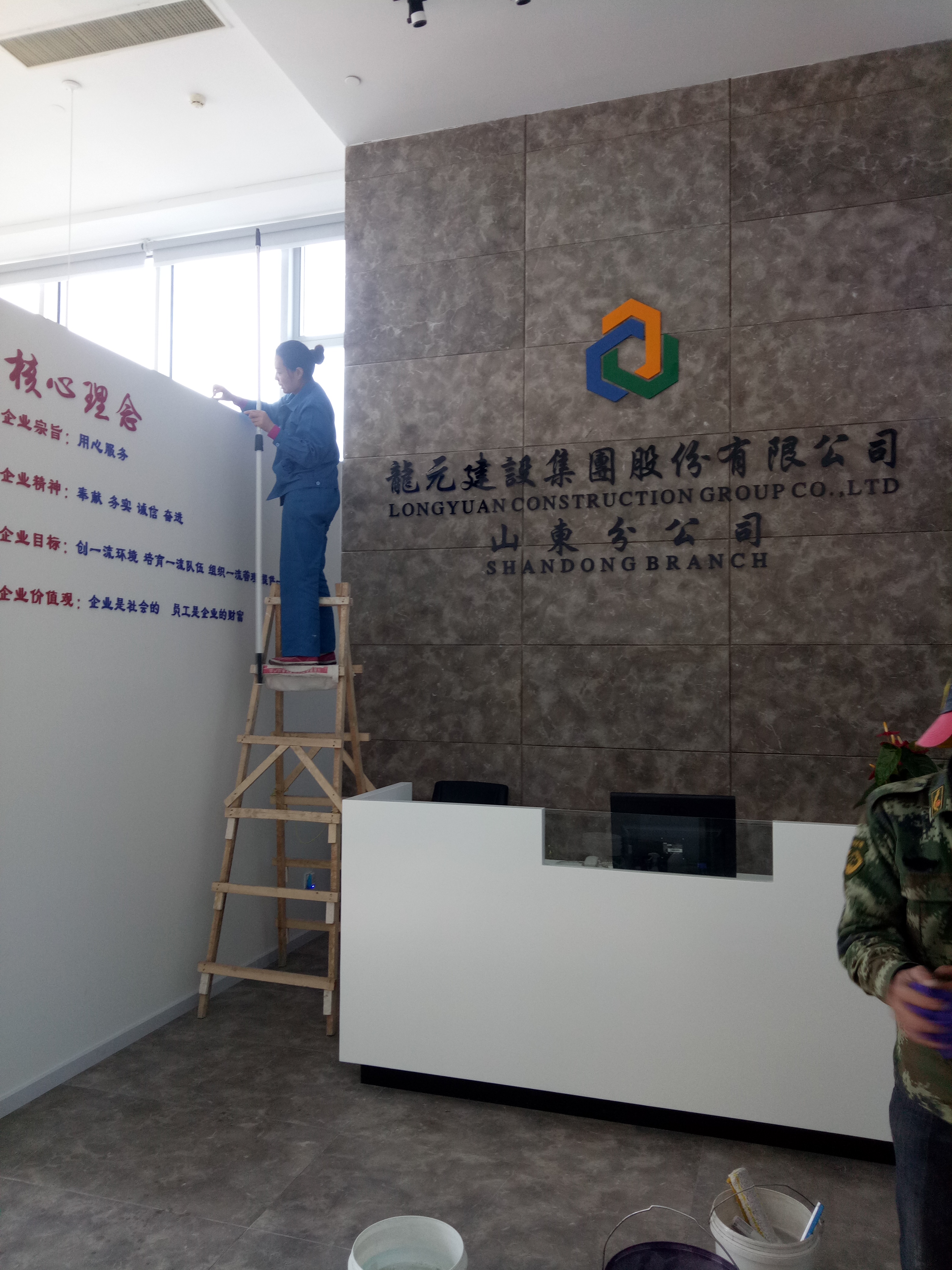 青島嶗山區(qū)保潔，青島哪家保潔好，青島專業(yè)擦玻璃哪家好