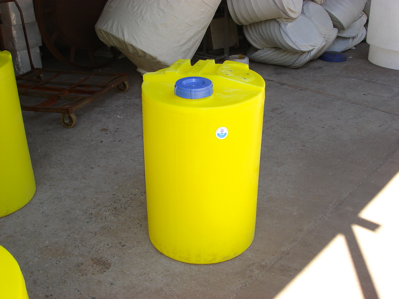 慈溪200L塑料洗潔精攪拌桶 專業(yè)配0.37KW攪拌機的圓形加藥箱