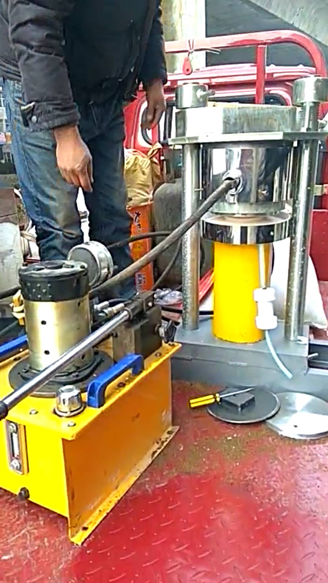 供應(yīng)香油機(jī)生產(chǎn)廠家，湖南香油機(jī)價(jià)格 湖南香油機(jī)價(jià)格聚財(cái)牌香油機(jī)手動(dòng)的