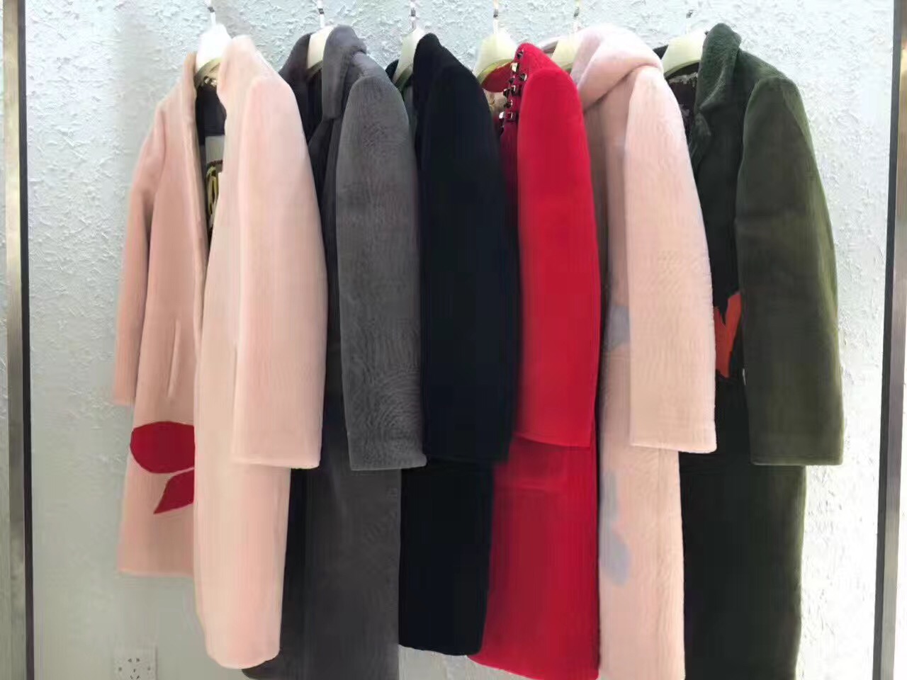 賽爾金娜羊剪絨大衣到，另有凱倫詩一三國際莫名艾安琪