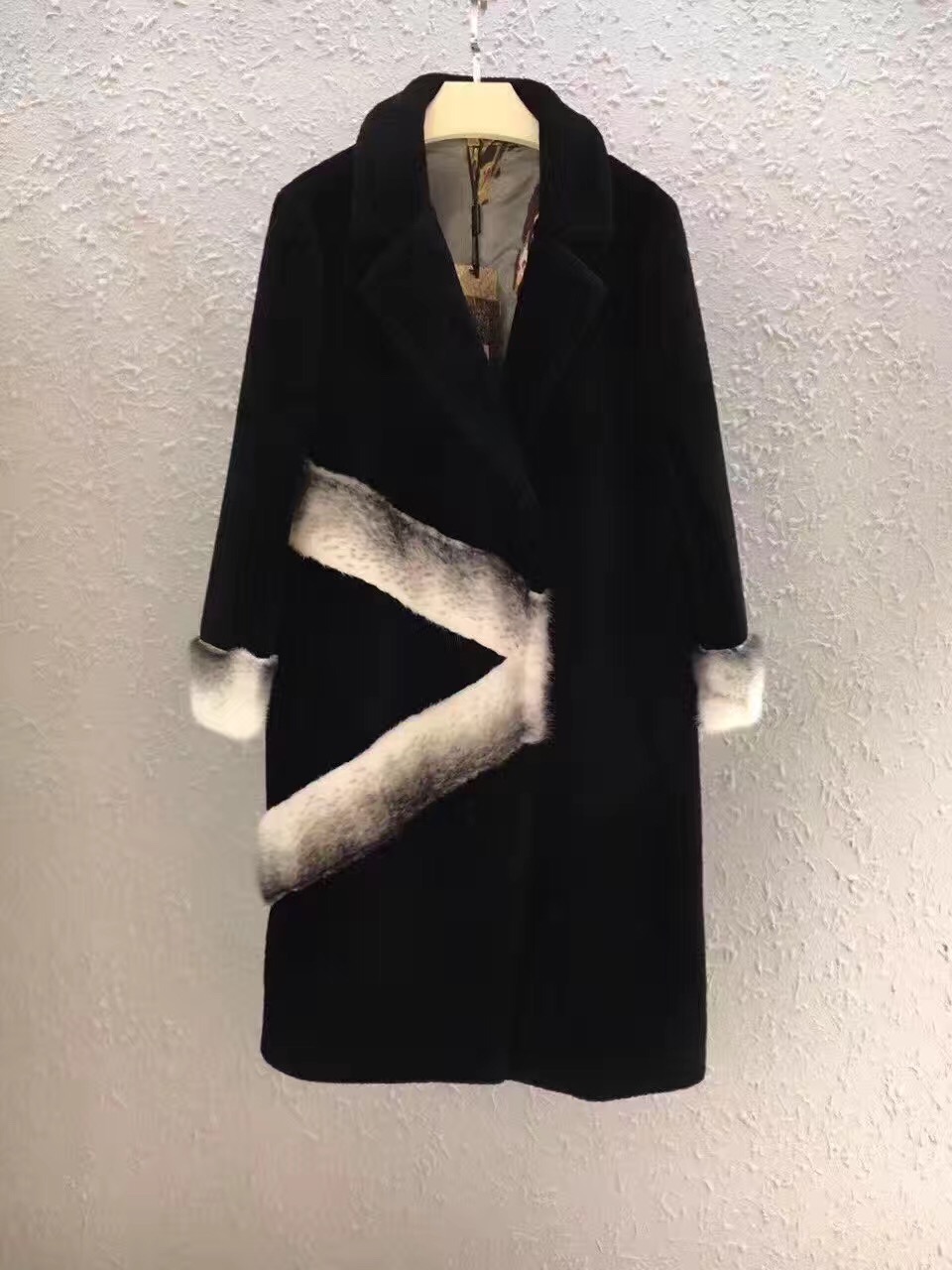 賽爾金娜羊剪絨大衣到，另有凱倫詩一三國際莫名艾安琪