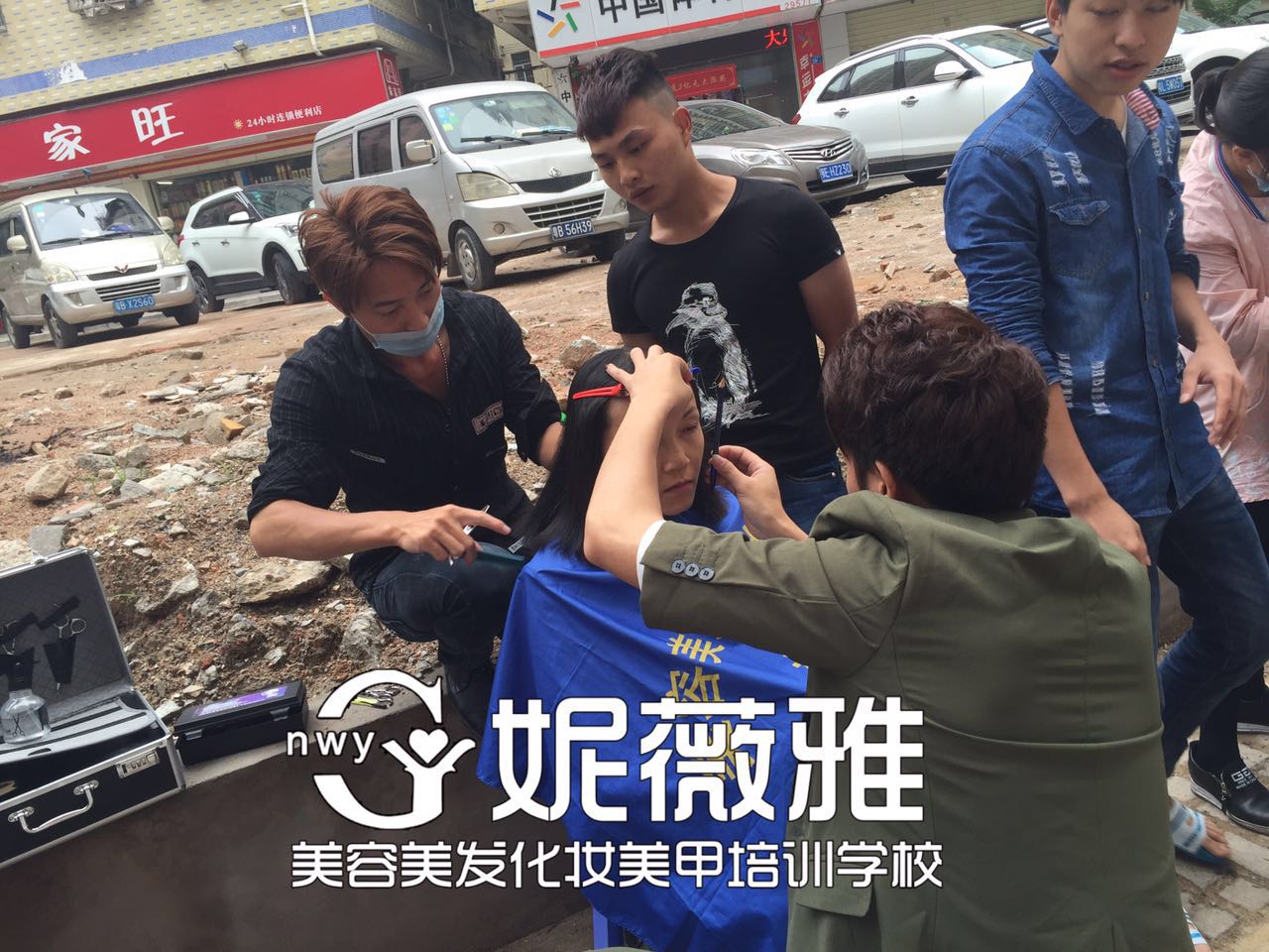 學(xué)以致用，為民服務(wù) 深圳美發(fā)學(xué)校 深圳美容美發(fā)學(xué)校義務(wù)實(shí)操剪發(fā)活動(dòng)