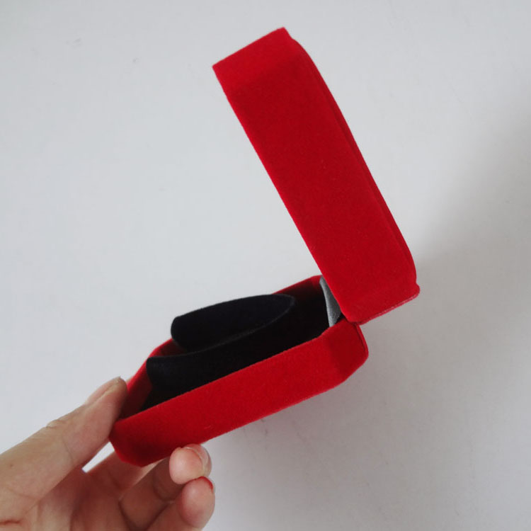 廠家現(xiàn)貨直銷戒指盒 絨布飾品盒  廠家現(xiàn)貨直銷手鐲盒 絨布飾品盒