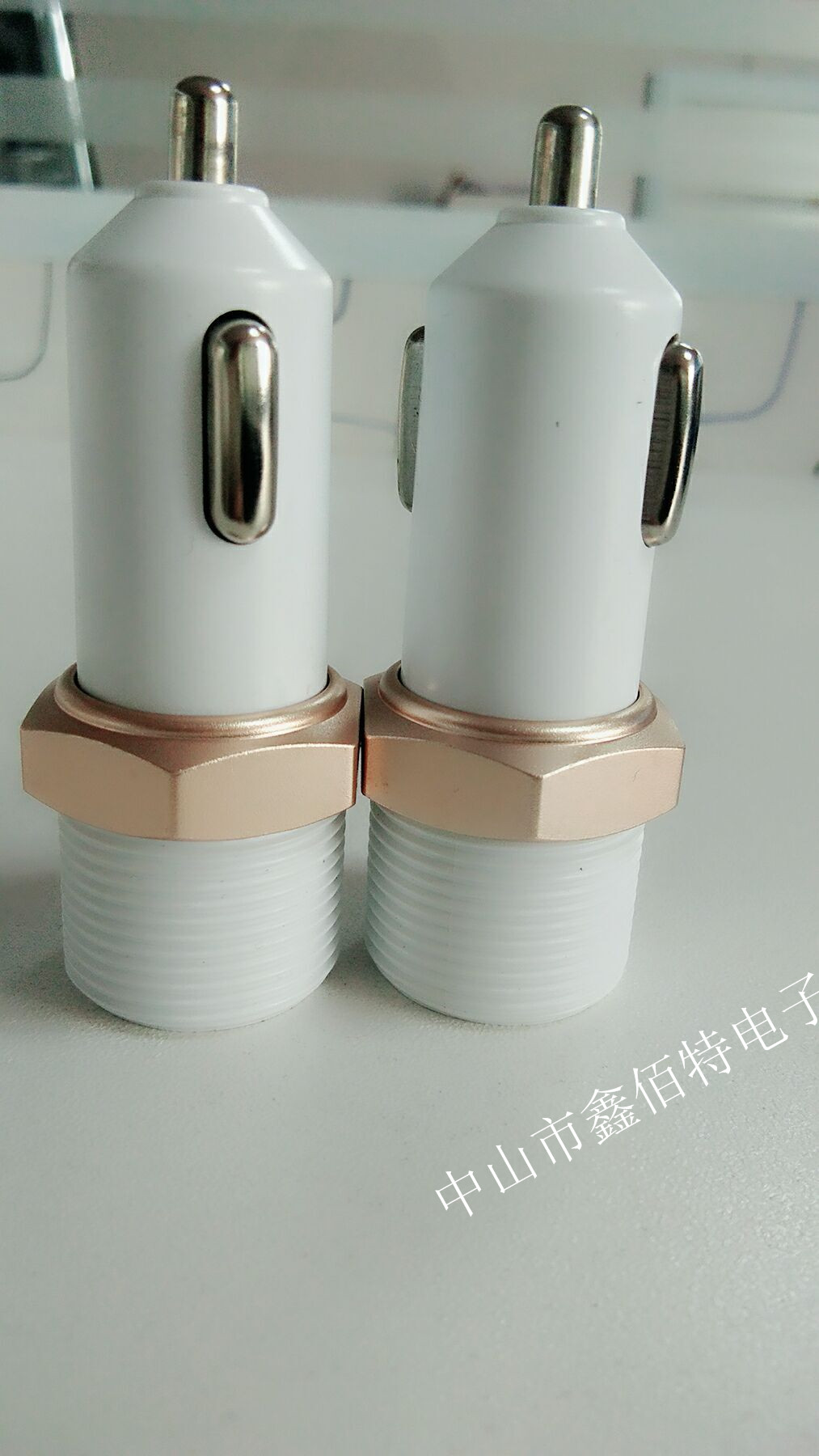 新款車充雙usb帶螺絲充電器廠家多功能充電器