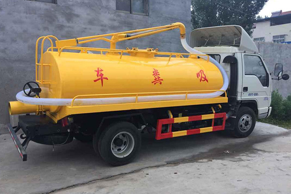 東風(fēng)五立方吸糞車價(jià)格 鄆城縣五立方吸糞車廠家電話