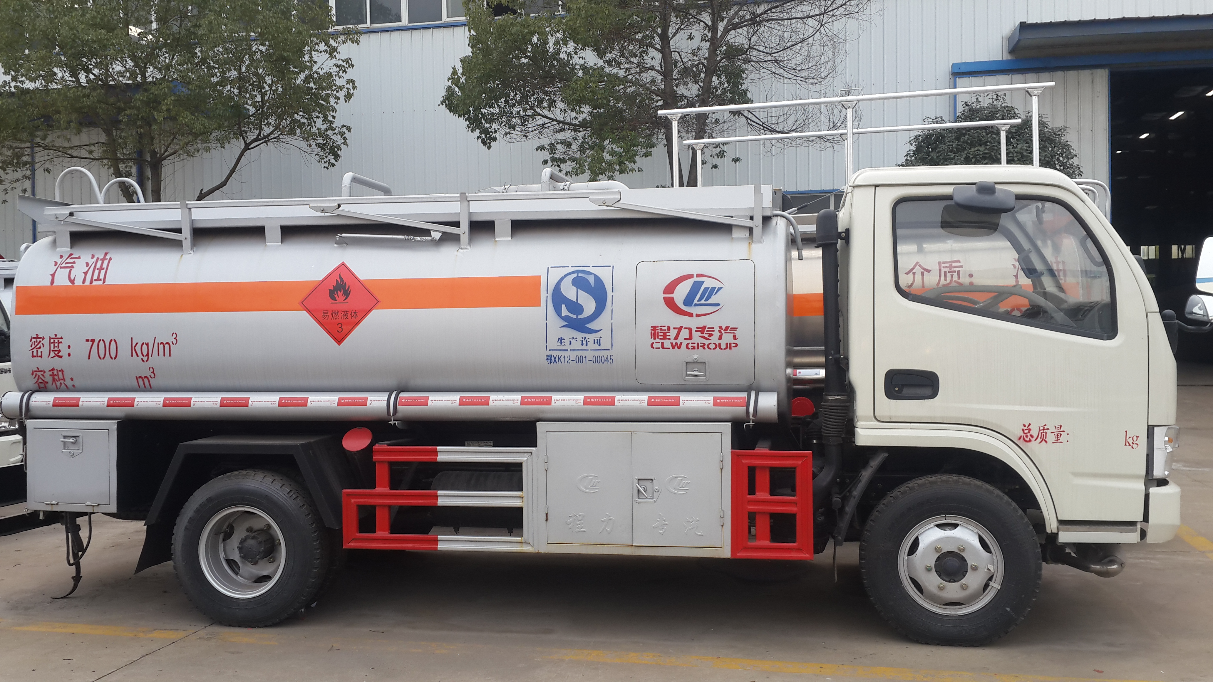 湖北隨州程力5噸油罐車廠家直銷 ，價(jià)格批發(fā) 油罐車湖北程力