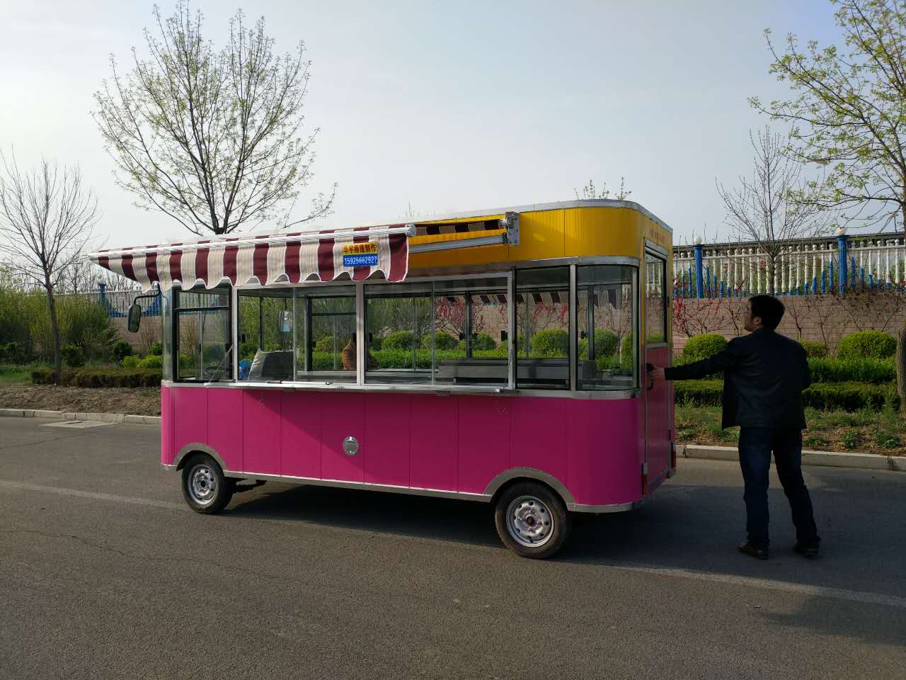 煙臺美食餐車巴士車流動車廠家、煙臺餐車、餐車供應(yīng)、餐車代理商