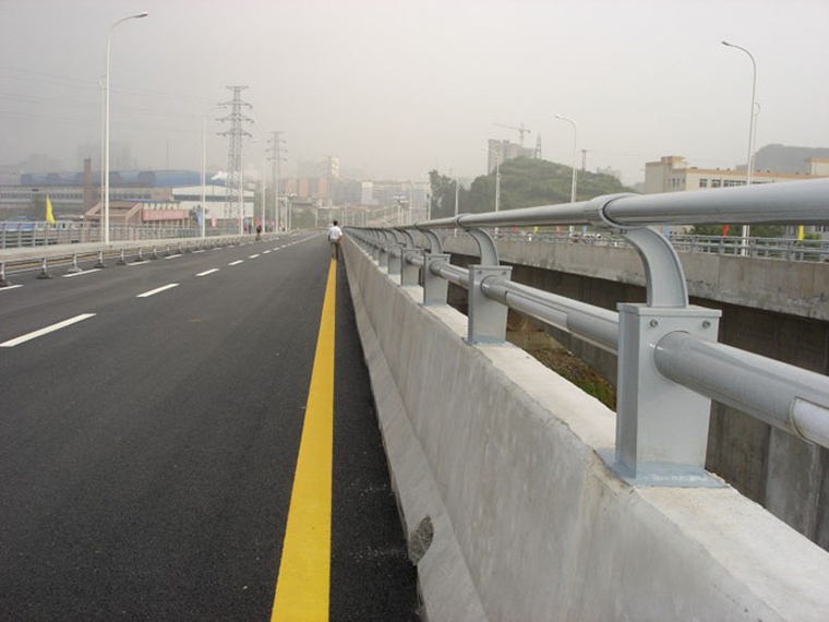 廠家直銷公路護(hù)欄 橋梁護(hù)欄 護(hù)欄