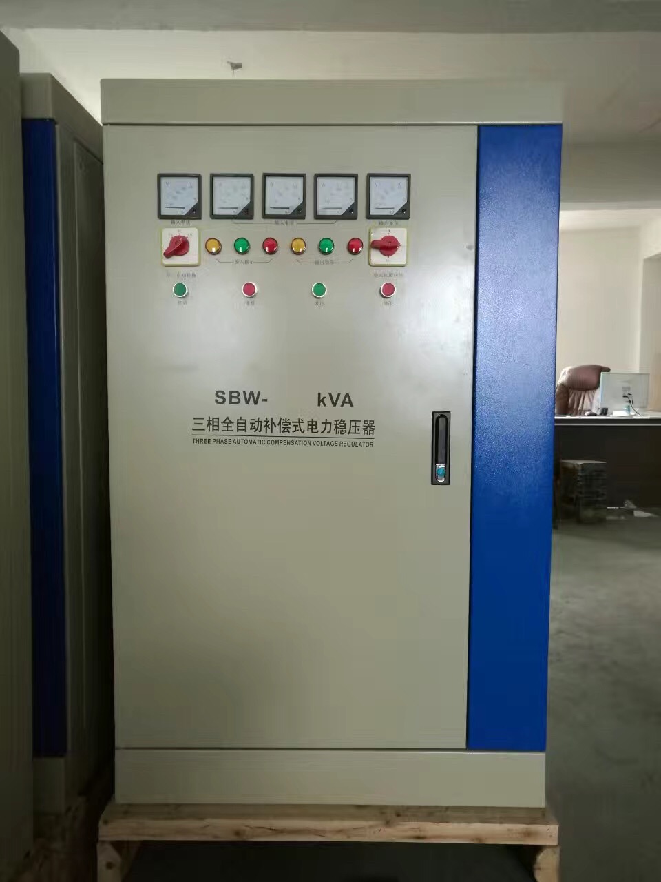 西安穩(wěn)壓器廠家現(xiàn)貨供應(yīng)三相分調(diào)穩(wěn)壓器丨SBW-150KW丨雕刻機(jī)、CT機(jī)穩(wěn)壓器 三相大功率穩(wěn)壓器