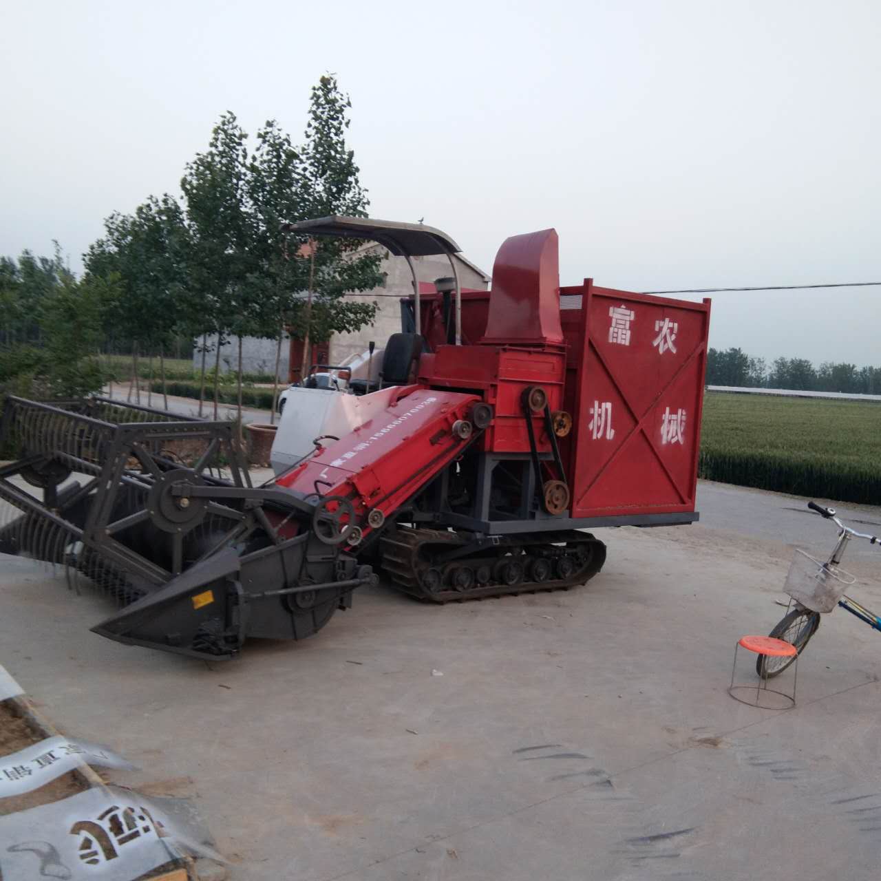 廠家供應履帶式玉米秸稈青儲黃儲機新款大型自走式履帶青儲機